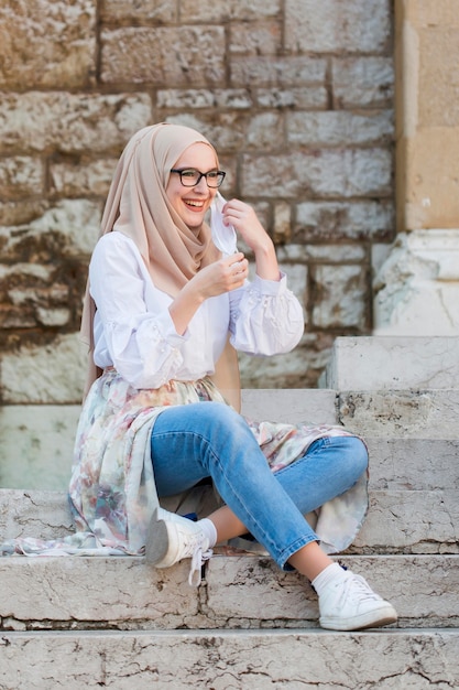 Foto grátis tiro completo mulher sorridente com máscara médica