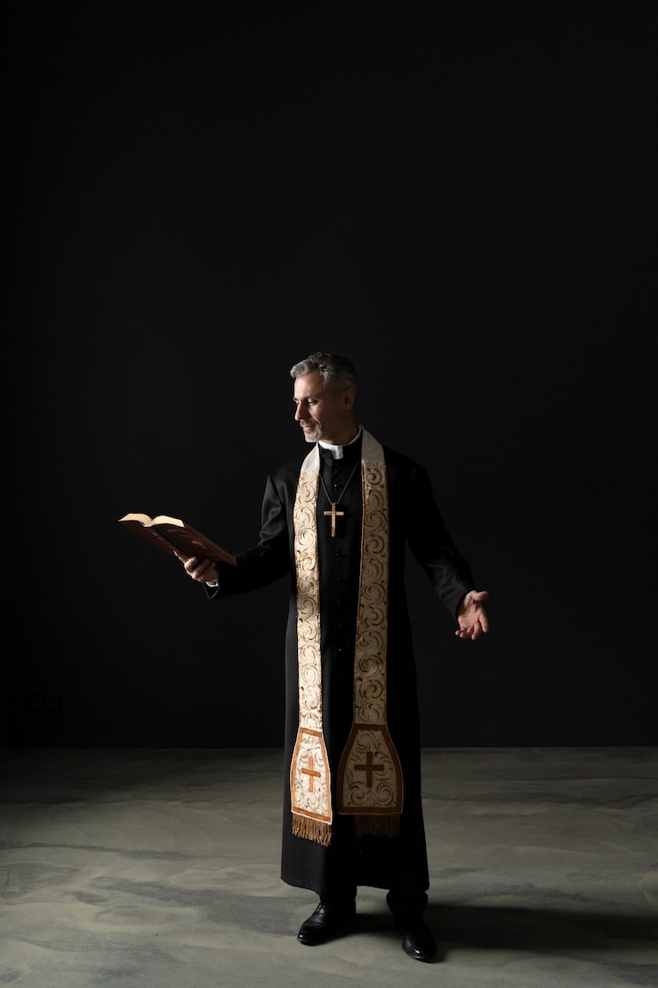 Foto grátis tiro completo padre cristão lendo a bíblia