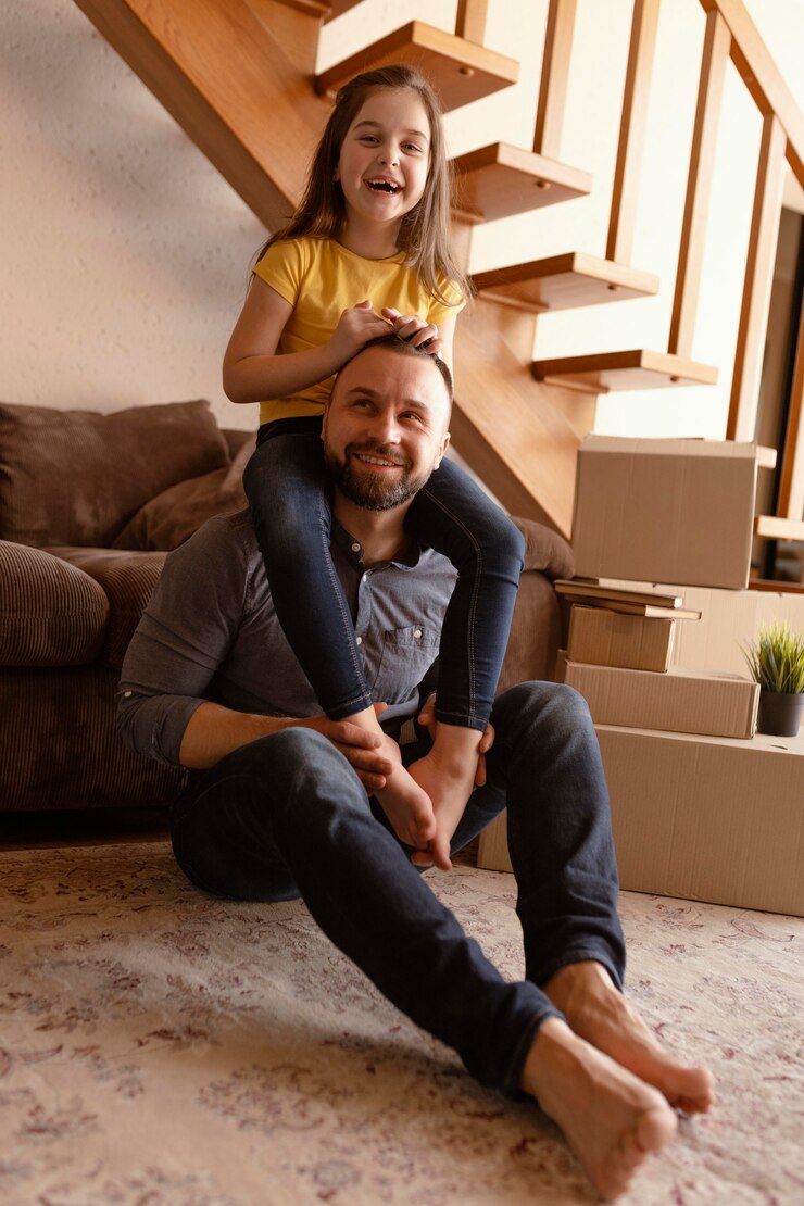 Foto grátis tiro completo pai e filho no chão