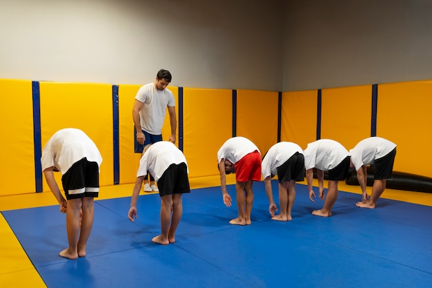 Tiro completo para crianças treinando na academia