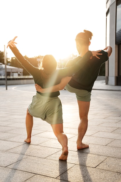 Foto grátis tiro completo pessoas dançando juntos ao ar livre