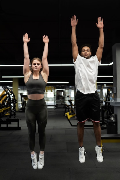 Foto grátis tiro completo pessoas fazendo burpees juntos