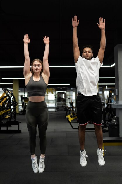 Tiro completo pessoas fazendo burpees juntos