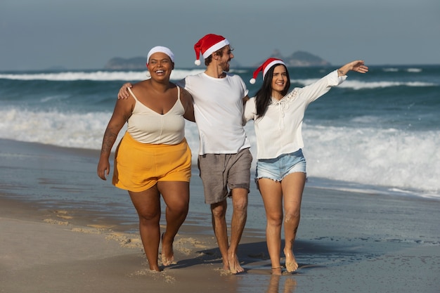 Foto grátis tiro completo pessoas felizes à beira-mar