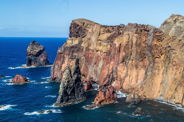Foto grátis tiro de alto ângulo das falésias na costa do oceano em ponta de são lourenço, madeira