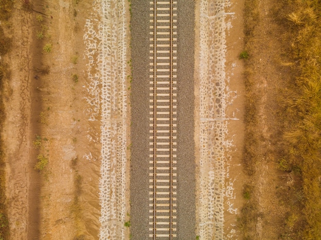 Tiro de ângulo alto da estrada de ferro no meio do deserto capturado em Nairobi, Quênia