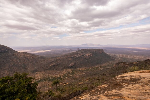 Tiro de ângulo alto das belas colinas sob o céu nublado capturado no Quênia, Nairobi, Samburu