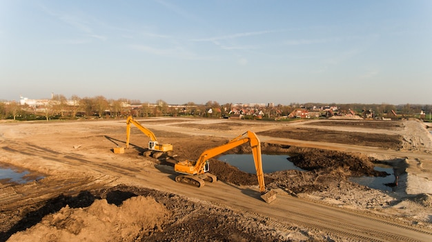 Tiro de ângulo alto de duas escavadeiras em um canteiro de obras