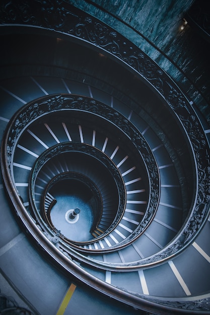 Tiro de ângulo alto de escadas em espiral preto em um museu no Vaticano