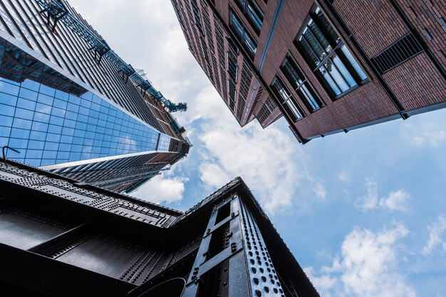 Tiro de ângulo baixo de edifícios altos com padrões de arquitetura moderna