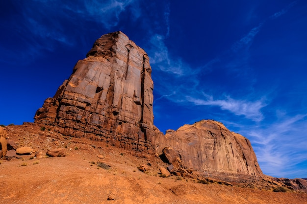 Tiro de ângulo baixo de grandes rochas do deserto com o céu azul ao fundo