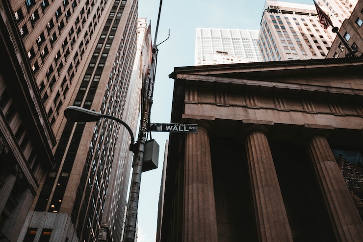 Foto grátis tiro de ângulo baixo de sinal de wall street em nova york
