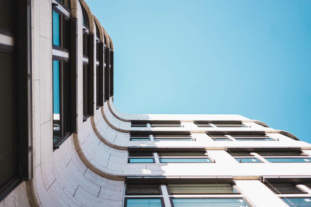 Tiro de ângulo baixo de um edifício moderno com grandes janelas de vidro