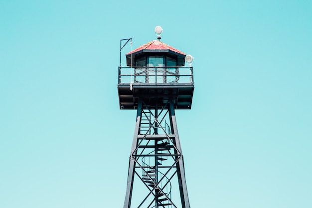 Foto grátis tiro de ângulo baixo de uma torre de salva-vidas preto com telhado vermelho