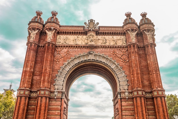 Tiro de ângulo baixo do arco triunfal histórico antigo Arco do Triunfo na Catalunha, Espanha