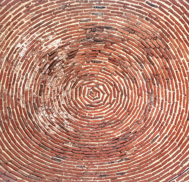 Tiro de ângulo baixo do teto de tijolo da igreja de st. gayane capturado na armênia