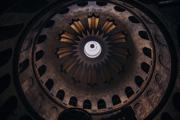 Tiro de ângulo baixo do teto de uma igreja com bela arquitetura