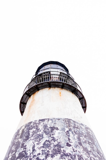 Foto grátis tiro de ângulo baixo vertical de um farol com um céu claro