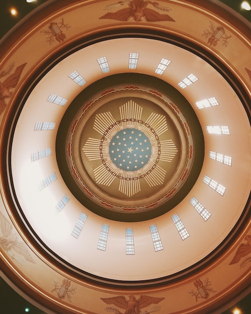 Foto grátis tiro de ângulo baixo vertical de um teto dentro de um edifício histórico com texturas interessantes