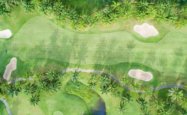 Tiro de drone de vista aérea do belo campo de golfe verde e imagem de cima para baixo verde para fundo esportivo e fundo de natureza de viagem vista incrível Foto Premium