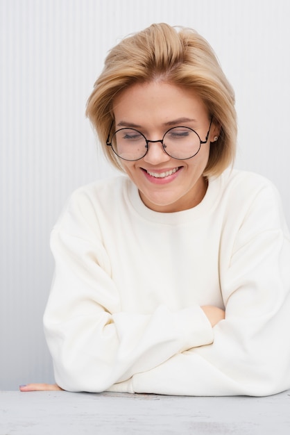 Foto grátis tiro de estúdio sorridente mulher bonita