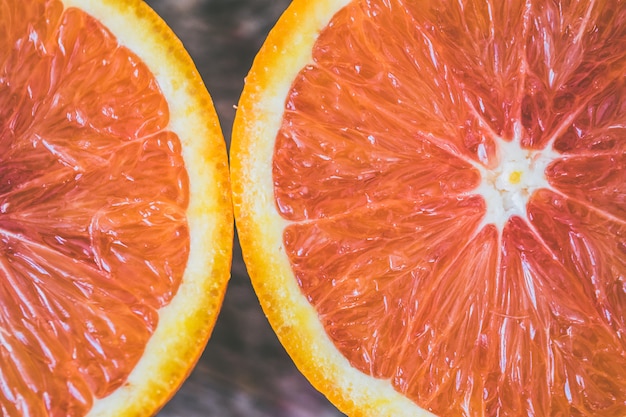 Tiro de foco seletivo closeup de uma toranja fresca madura fatiada