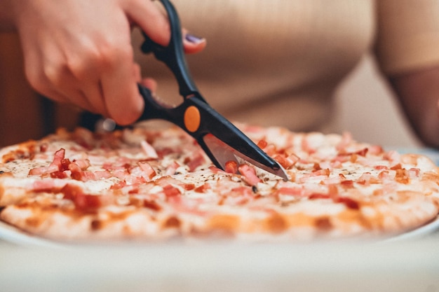 Tiro de foco seletivo da pizza deliciosa e apetitosa