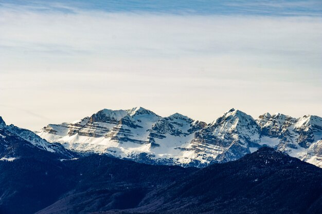 Tiro de longo alcance das montanhas das geleiras em um dia ensolarado