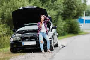 Foto grátis tiro de mulher sentada no carro