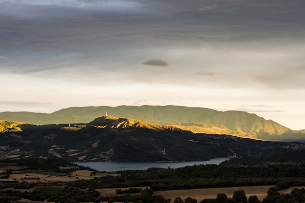 Tiro de paisagem de tirar o fôlego de um vale com um rio que flui e montanhas