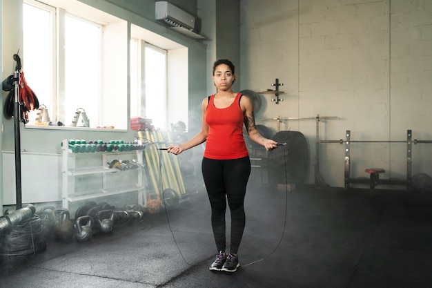 Tiro de pugilista feminino treinamento com uma corda de pular