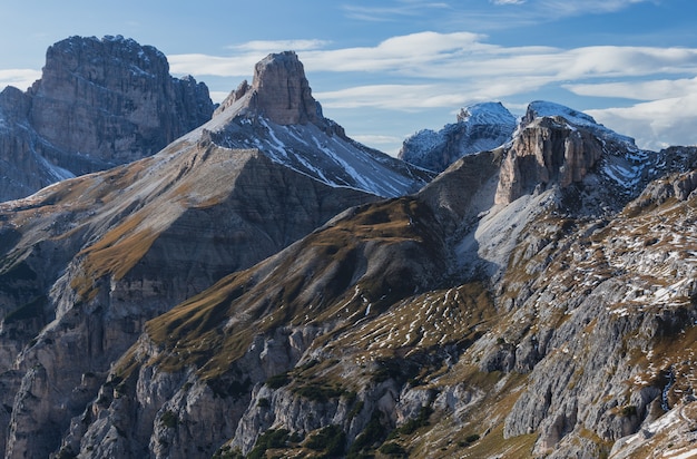 Tiro de tirar o fôlego de rochas nevadas nos Alpes italianos sob o céu brilhante