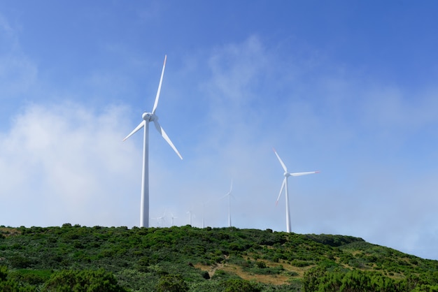 Tiro de turbinas eólicas nas montanhas