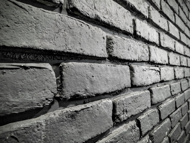 Tiro em escala de cinza de uma parede de alvenaria bonita - perfeita para um fundo legal