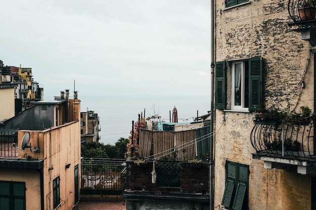 Tiro horizontal de um bairro com apartamentos antigos sob o céu azul claro