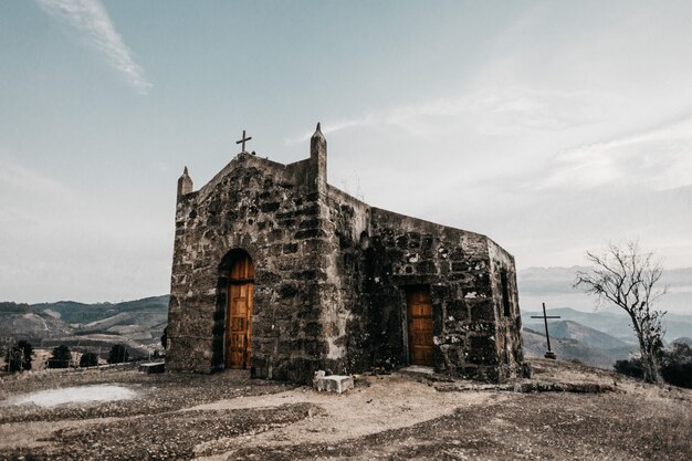 Tiro horizontal de uma pequena igreja velha em uma montanha