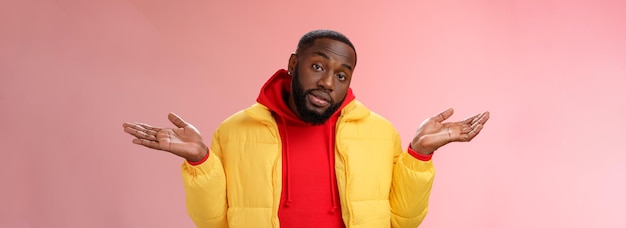 Foto grátis tiro interno do cara de barba preta encolhendo os ombros mãos levantadas para o lado consternação gesto sem noção não tenho ideia