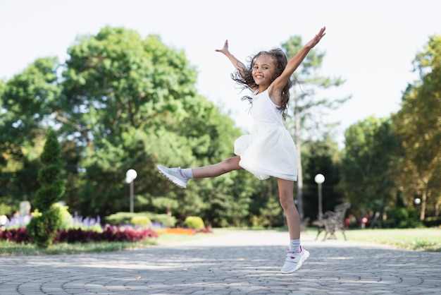 Tiro longo, de, cute, menina, parque