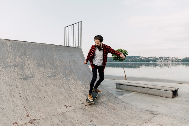 Foto grátis tiro longo, de, homem, em, parque patim