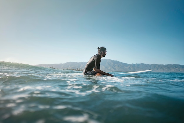 Foto grátis tiro longo do surfista na água