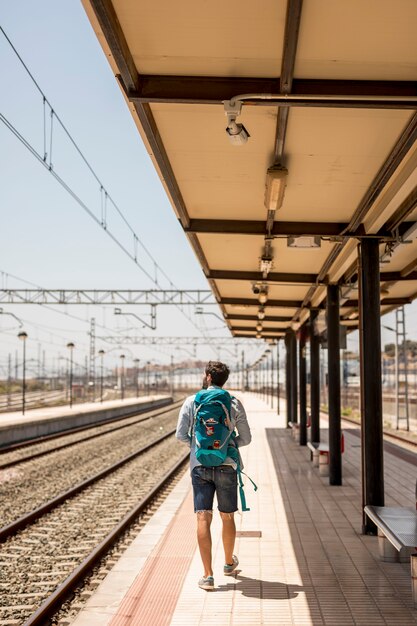 Tiro longo, viajante, em, trem, estação