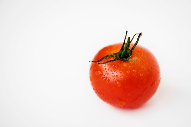 Tiro macro de tomate fresco isolado no fundo branco