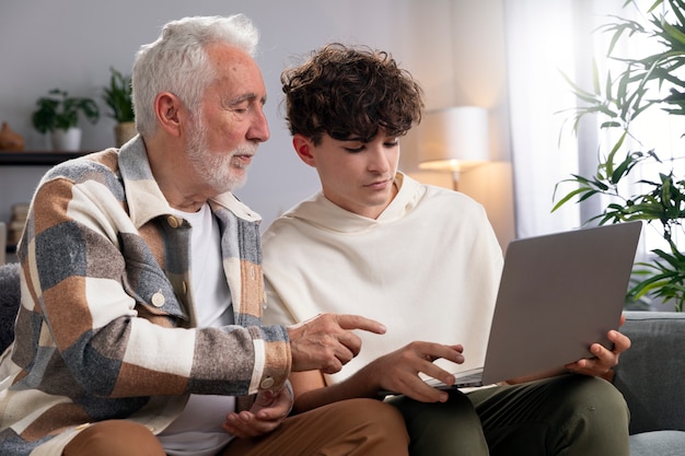 Tiro médio adolescente segurando laptop