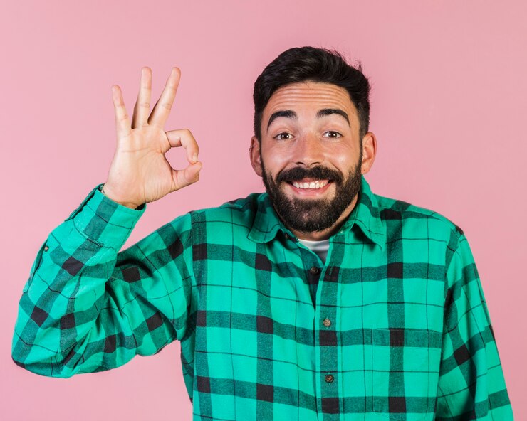 Foto grátis tiro médio cara mostrando aprovação
