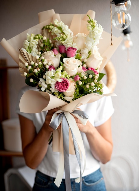 Tiro médio com mãos segurando flores