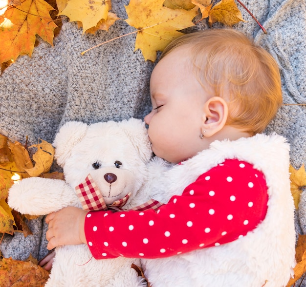 Tiro médio, cute, menina bebê, dormir, com, brinquedo