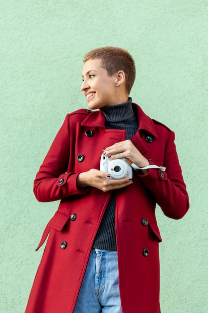 Foto grátis tiro médio da bela mulher sorridente