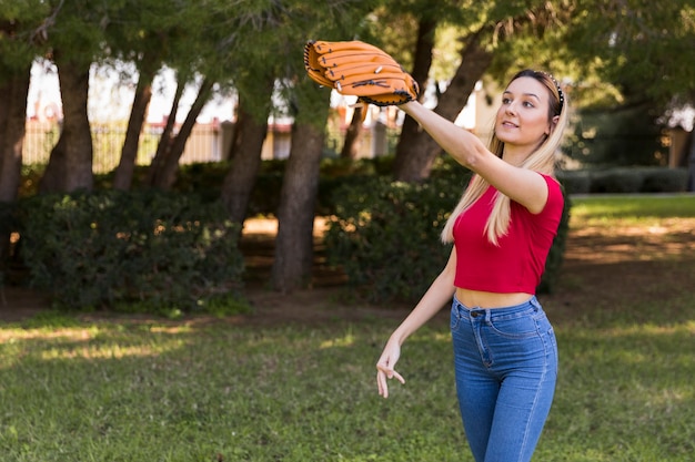 Foto grátis tiro médio da menina com luva de beisebol