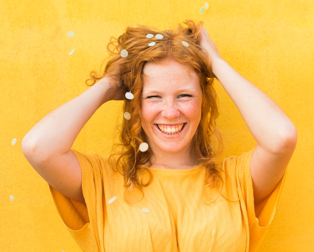 Foto grátis tiro médio da mulher do smiley que levanta