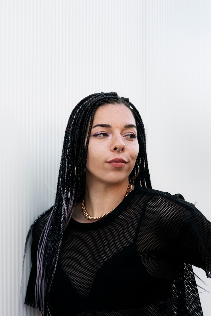 Foto grátis tiro médio da mulher do smiley que levanta